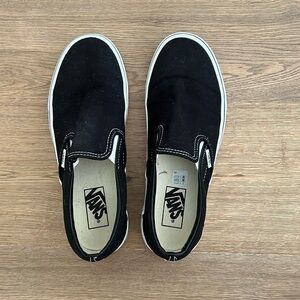 Black Vans slip-on